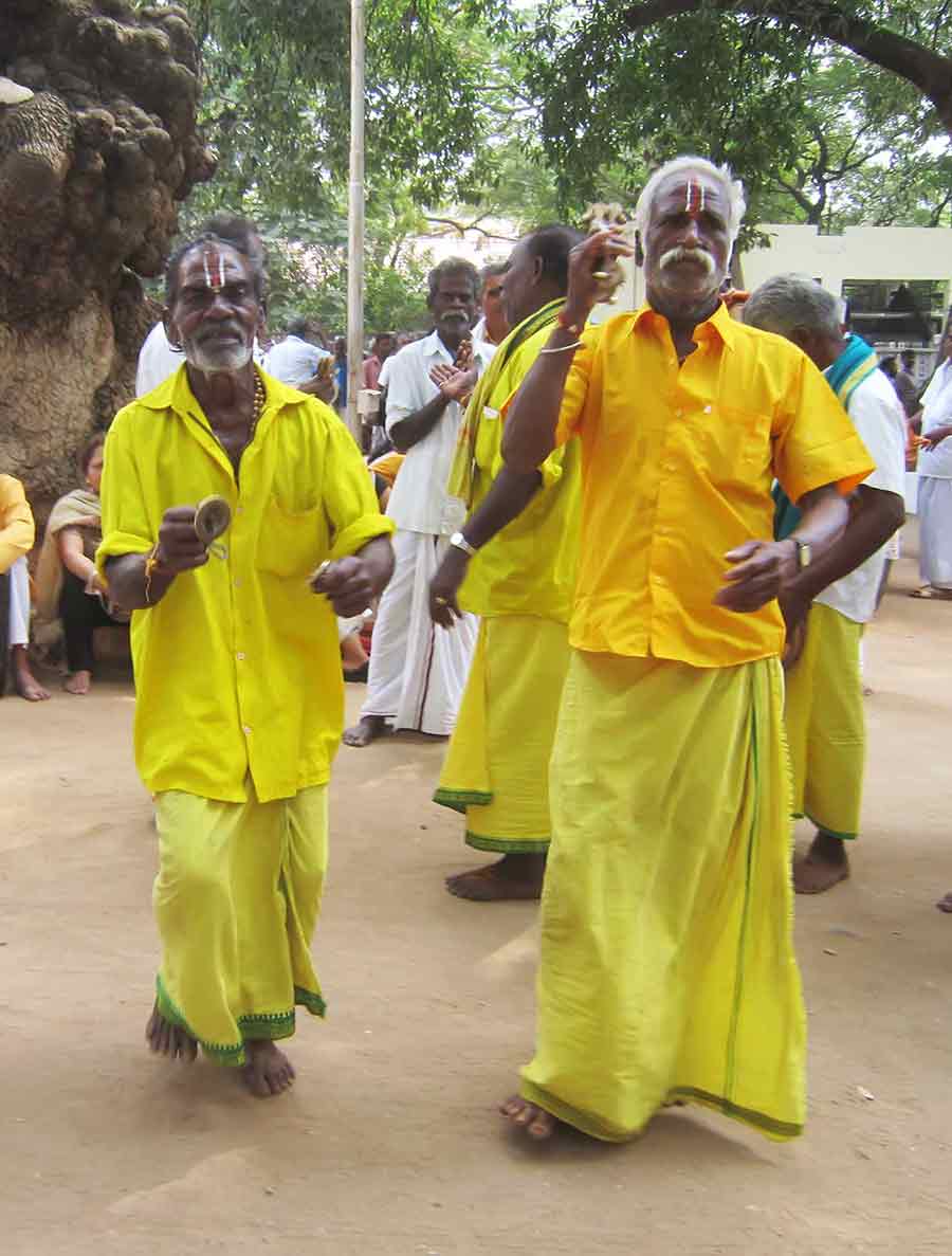 Dancing Praying Yogis Dancing Praying Yogis, photo by Wieslaw Sadurski